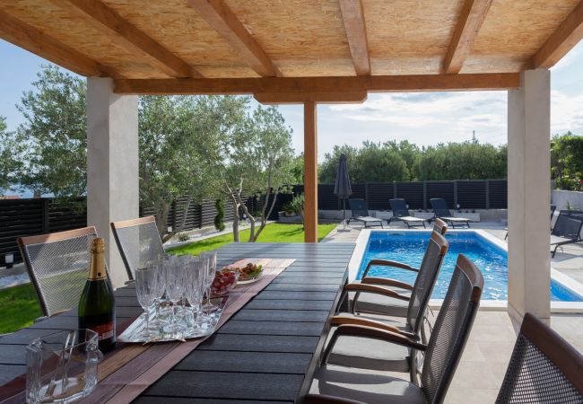 Apartment in Kaštel Sucurac - Mary - Spacious apartment + private pool, garden