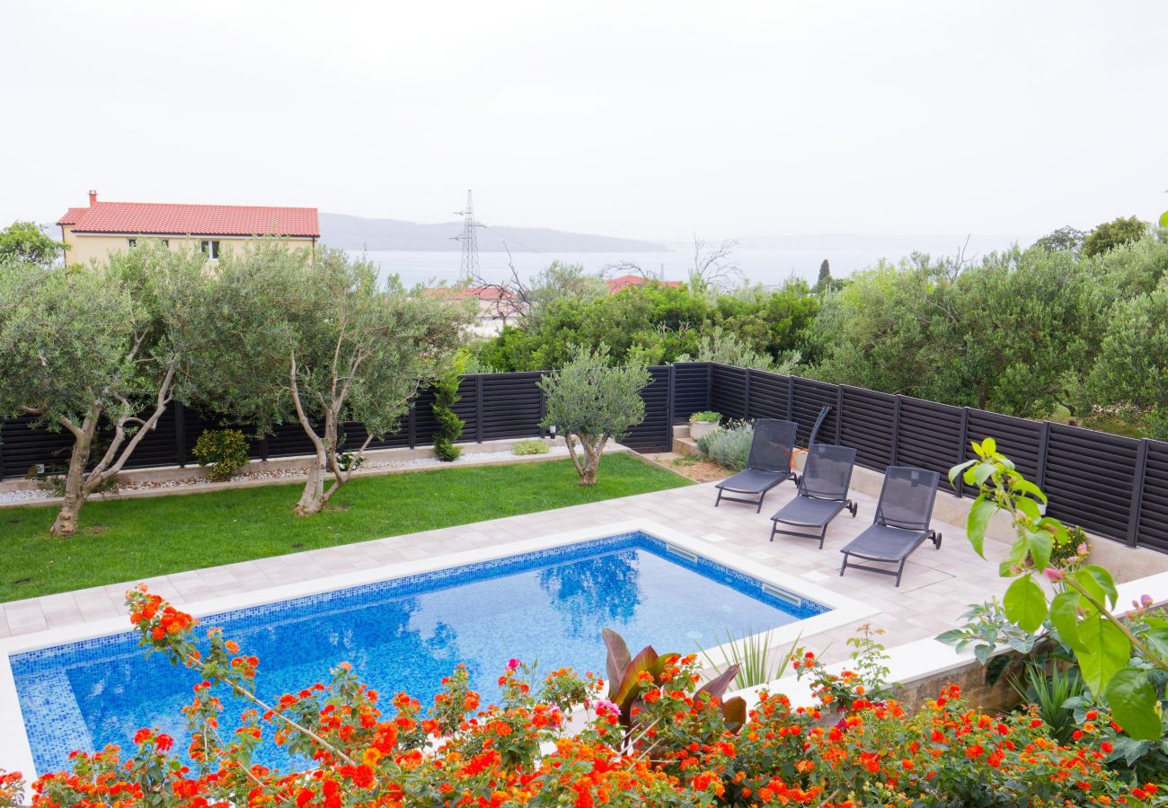 Apartment in Kaštel Sucurac - Mary - Spacious apartment + private pool, garden