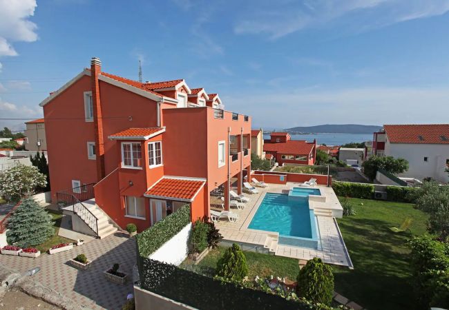 Apartment in Kaštel Sucurac - XXL Villa - apartment with pool