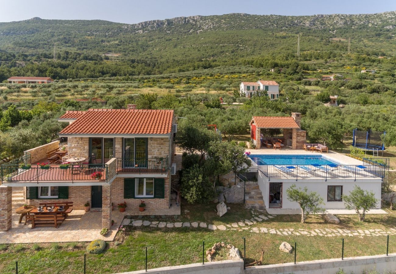 Villa in Kaštel Lukšic - Privacy, pool & view away from it all - House Lola 