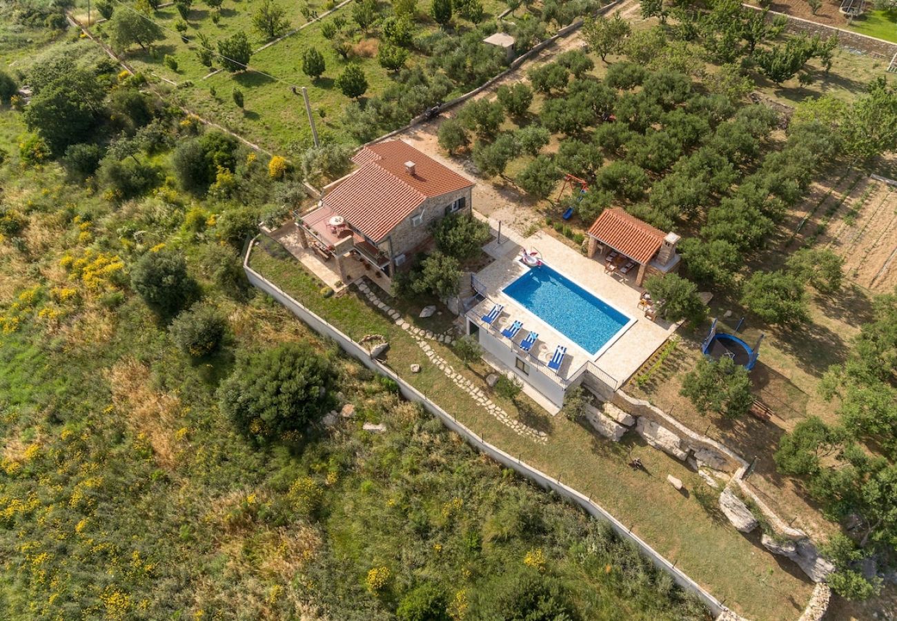 Villa in Kaštel Lukšic - Privacy, pool & view away from it all - House Lola 