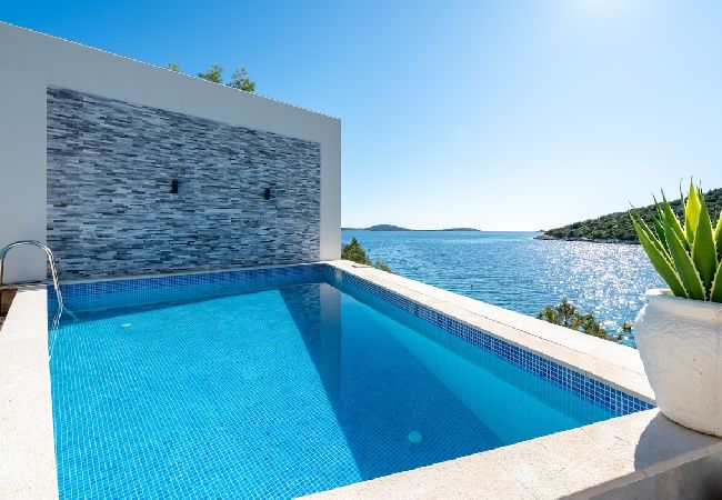 Villa/Dettached house in Vinišce - Relaxing Seaside Villa for Large Groups 