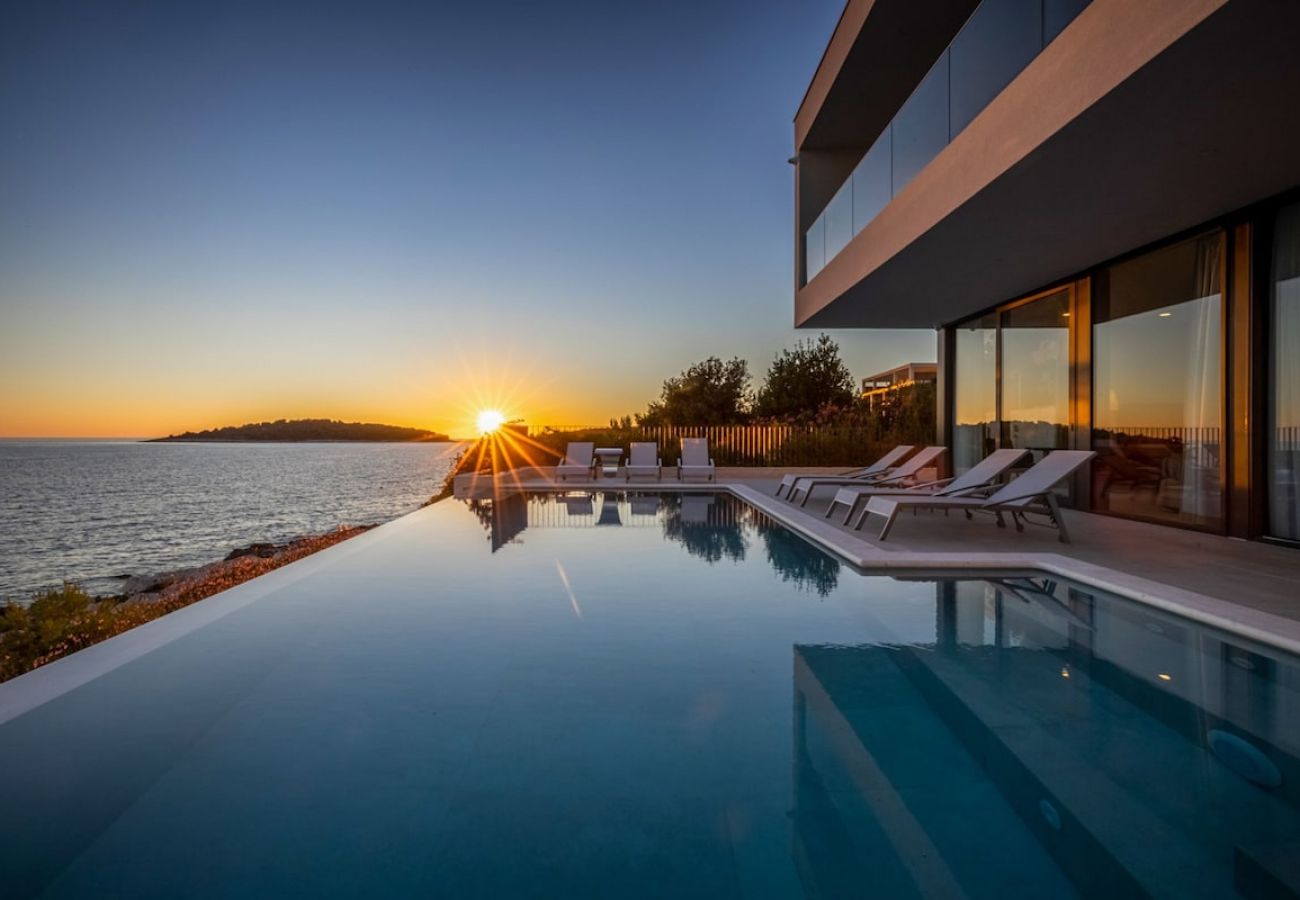 Villa in Rogoznica - Luxury Elegant Villa Frida with Pool and Sea View 