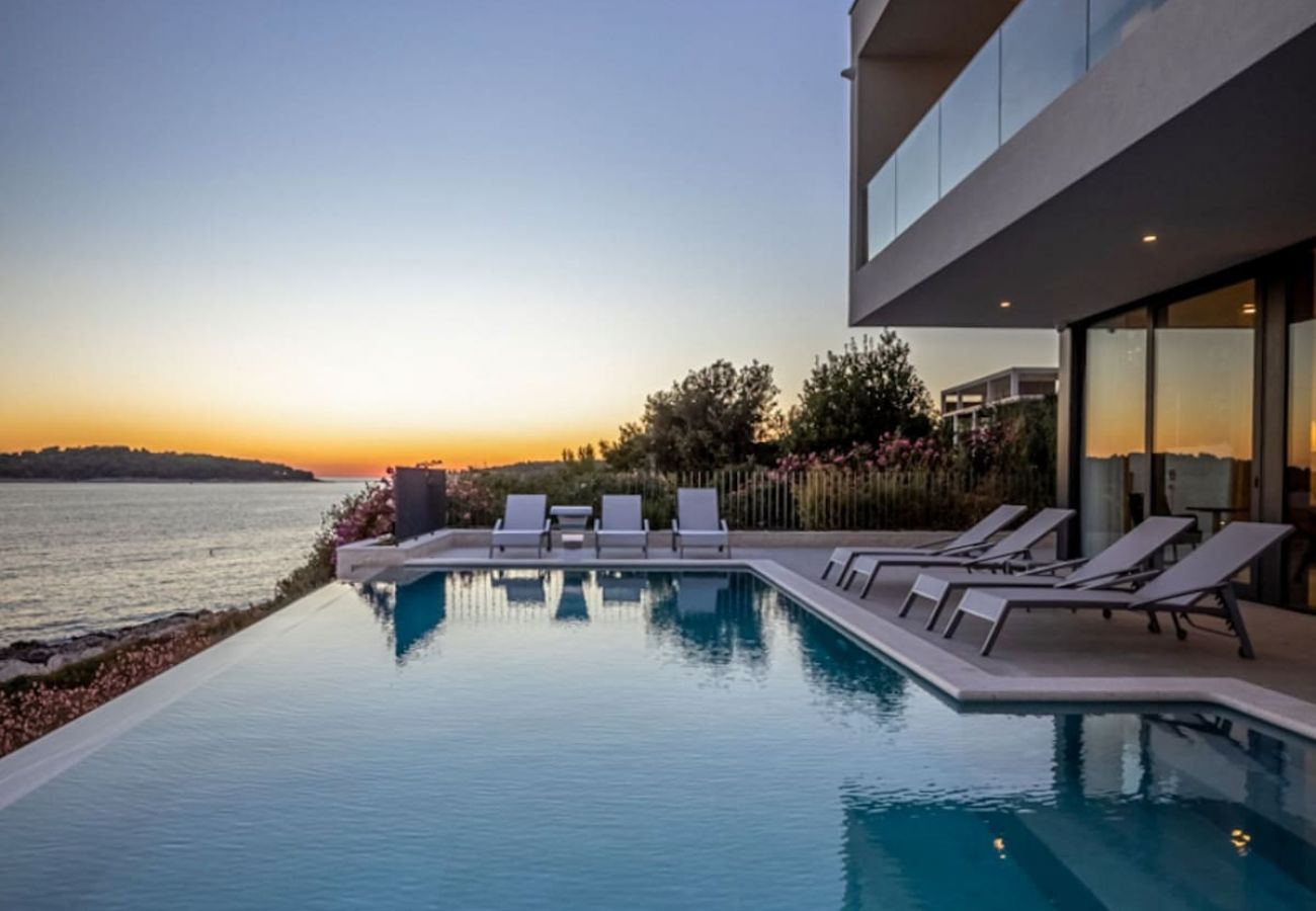 Villa in Rogoznica - Luxury Elegant Villa Frida with Pool and Sea View 