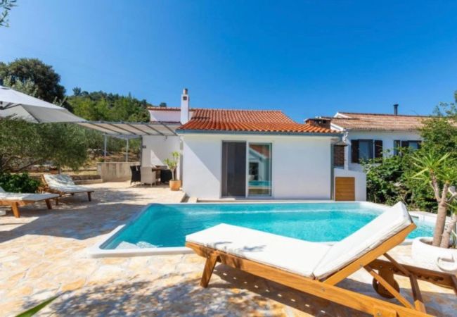 House in Dracevica - Serene Retreat with private Pool on Brac Island