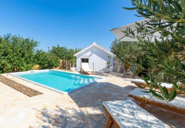 House in Dracevica - Serene Retreat with private Pool on Brac Island